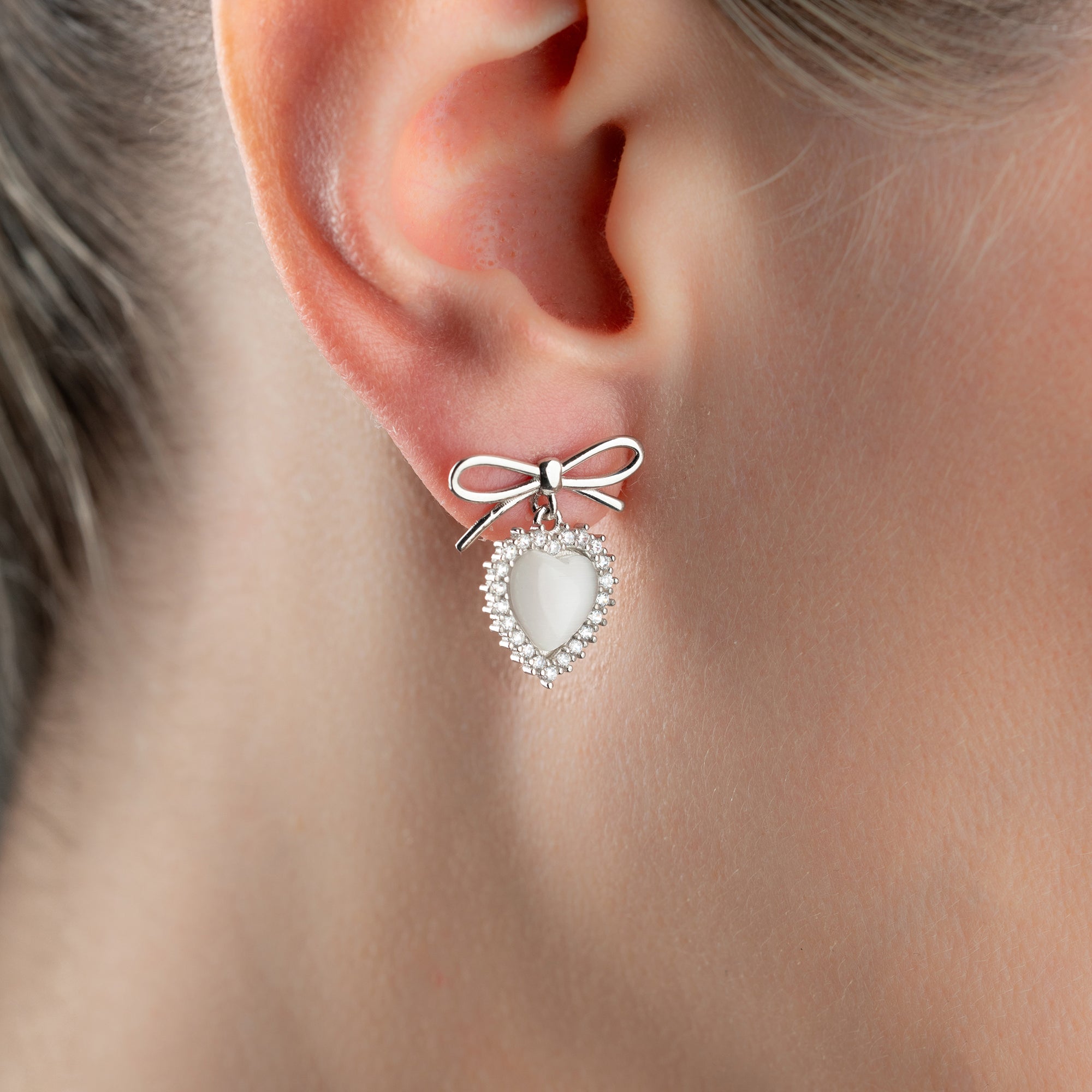 SCHLEIFE WEISSE HERZ OHRRINGE | 925 SILBER