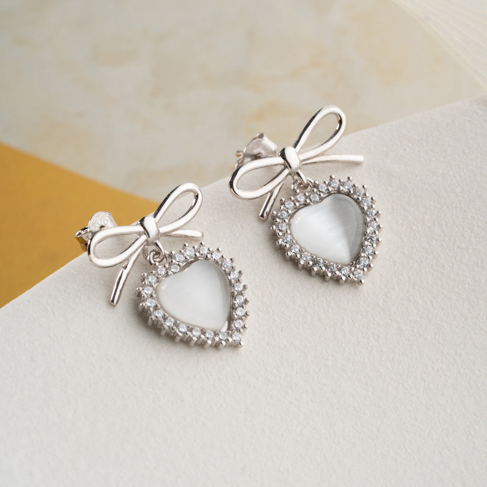 SCHLEIFE WEISSE HERZ OHRRINGE | 925 SILBER